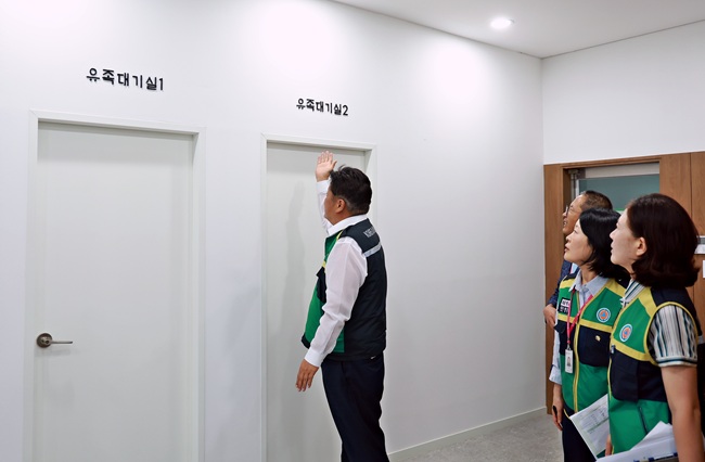 ▲ 이상호 태백시장이 지난 21일 태백공원묘원을 방문해 화장장 리모델링 및 봉안당(추모관) 건립사업 현장을 점검하고 추진 상황을 확인했다. ⓒ태백시
