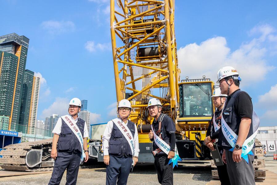 ▲ 계룡건설 윤길호 대표이사(왼쪽에서 두 번째)가 ‘안전한 일터 프로젝트’ 결의대회와 함께 현장 안전 점검을 진행하고 있다.ⓒ계룡건설