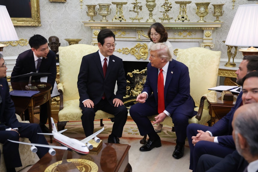 ▲ 이재명 대통령과 도널드 트럼프 대통령이 미국 워싱턴 D.C. 백악관에서 정상회담을 갖고 있다. 출처=백악관 유투브 갈무리ⓒThe White House