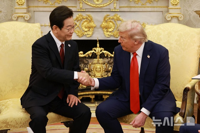 ▲ 이재명 대통령과 도널드 트럼프 미국 대통령이 미국 워싱턴 D.C. 백악관에서 한미 정상회담을 하고 있다. 250825 ⓒ뉴시스