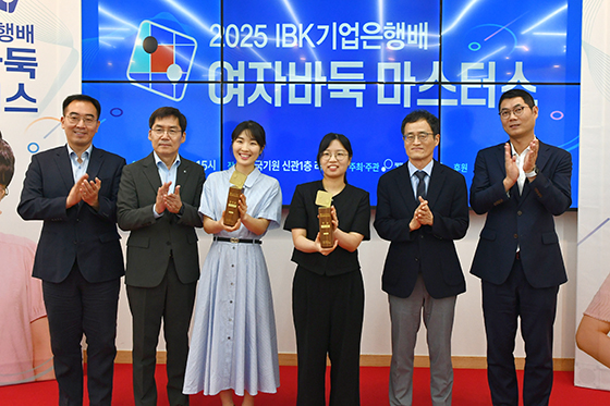 ▲ 최정 9단이 IBK기업은행배 역대 세 번째 우승컵을 들어 올렸다.ⓒ한국기원 제공