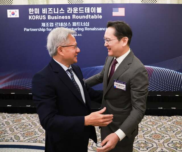 ▲ 이재용 삼성전자 회장이 25일(현지시간) 미국 워싱턴DC 윌라드 호텔에서 열린 한미 비즈니스 라운드 테이블에서 젠슨 황 엔비디아 최고경영자와 포옹하고 있다.  ⓒ연합뉴스