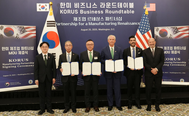 ▲ 25일(현지시각) 미국 워싱턴 D.C.에서 ‘한미 비즈니스 라운드 테이블’ 직후 진행된 SMR 사업협력을 위한 양해각서(MOU) 체결식에서 참석자들이 기념촬영을 하고 있다. (왼쪽부터) 김정관 산업통상자원부 장관, 박지원 두산에너빌리티 회장, 황주호 한수원 사장, 클레이 셀(Clay Sell) 엑스-에너지 CEO, 섀넌 켈로그(Shannon Kellogg) AWS 부사장, 하워드 러트닉(Howard Lutnick) 미국 상무부 장관. ⓒ두산에너빌리티