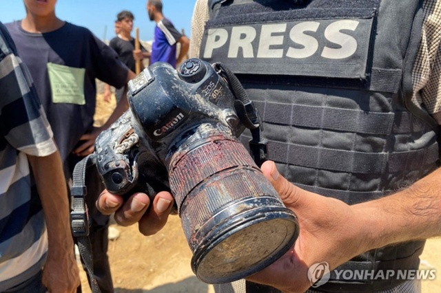 ▲ 가자지구 남부 칸유니스의 나세르병원에서 이스라엘군 공습으로 숨진 호삼 알마스리 기자의 카메라가 붉은 피를 뒤집어쓴 모습. 250825 AFP=연합뉴스. ⓒ연합뉴스