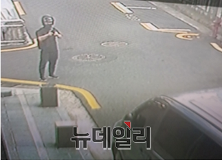 ▲ CCTV 감시로 적발된 마약 전달책. 당시 그의 가방엔 필로폰 21봉지가 들어있었다. ⓒ서울시