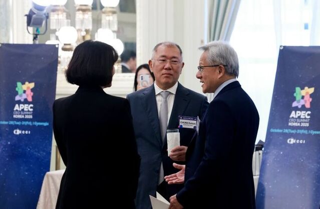 ▲ 정의선 현대차그룹 회장이 25일(현지시간) 미국 워싱턴DC윌라드 호텔에서 열린 한미 비즈니스 라운드 테이블에 참석해 젠슨 황 엔비디아 최고경영자(CEO)와 논의하고 있다. ⓒ연합뉴스