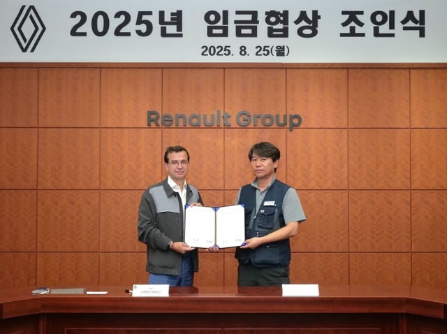 ▲ 스테판 드블레즈 르노코리아 사장(왼쪽)과 박종규 노동조합 위원장이 부산공장에서 열린 2025년 임금협상 조인식에서 합의안에 서명 후 기념 촬영을 하고 있다. ⓒ르노코리아