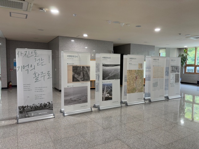 ▲ 수원 창룡도서관에 마련된 ‘수원비행장 80년 사진전: 사진으로 걷는 기억의 활주로’ 작품들. ⓒ수원시 제공