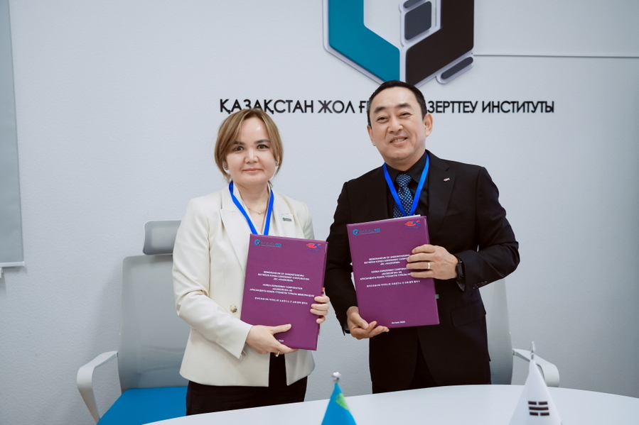 ▲ 조남민 한국도로공사 도로교통연구원장(오른쪽)이 
알리바예바 아르만 칼릴올로브나 카자흐스탄 도로연구소장과 협약 체결 후 기념촬영을 하고있다ⓒ도로공사 제공