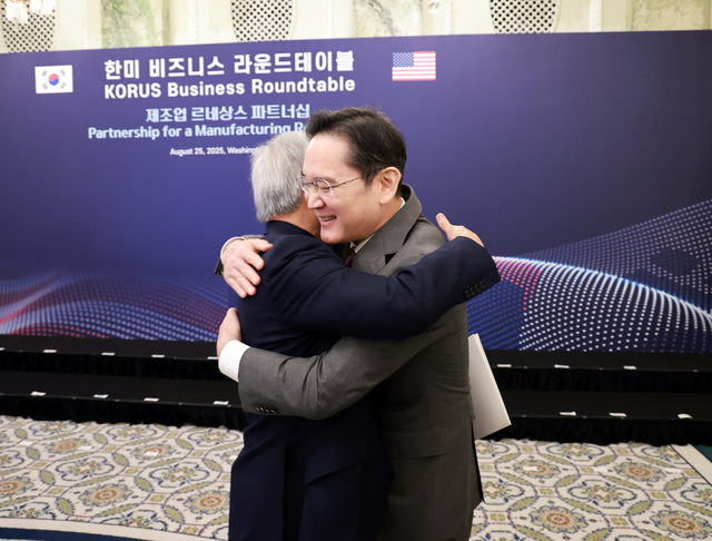 ▲ 이재용 삼성전자 회장이 25일(현지시간) 미국 워싱턴DC 윌라드 호텔에서 열린 한미 비즈니스 라운드 테이블에서 젠슨 황 엔비디아 최고경영자와 포옹하고 있다. ⓒ연합뉴스