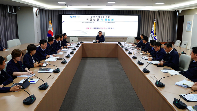 ▲ 정정래 코레일 사장직무대행(사진 가운데)이 25일 대전사옥에서 철도 안전 재확립을 위한 비상안전경영회의를 열었다. ⓒ한국철도공사