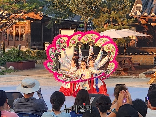 ▲ 가인무용단이 지난 23일 경주 교촌한옥마을에서 전통 공연을 성황리에 펼쳤다.ⓒ뉴데일리