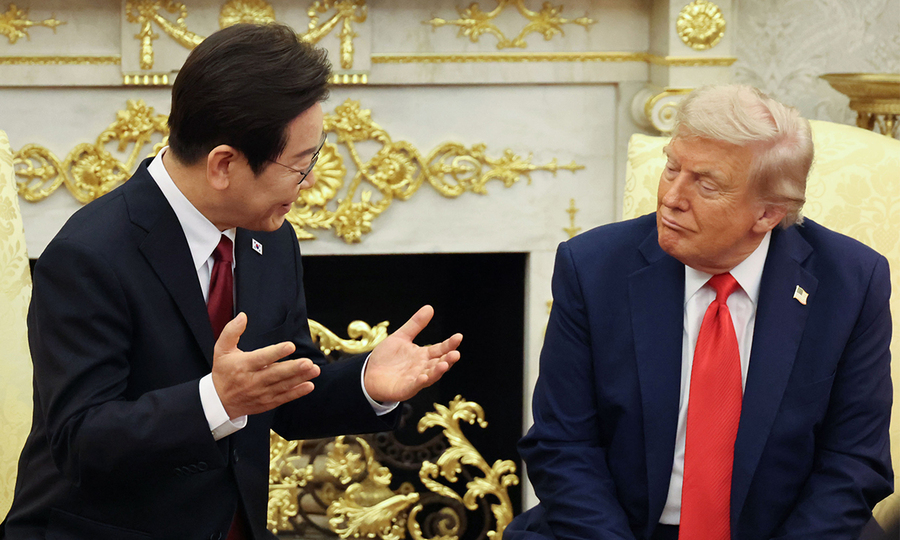 ▲ 이재명 대통령이 25일(현지시간) 미국 워싱턴 DC 백악관 오벌오피스에서 도널드 트럼프 미국 대통령과 한미 정상회담을 하고 있다. ⓒ연합뉴스