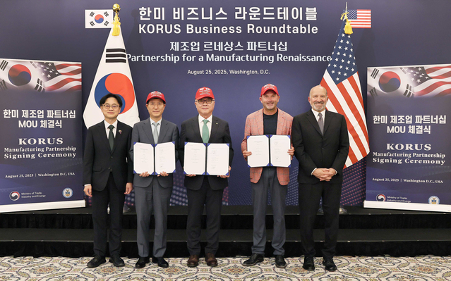 ▲ 한국수력원자력이 25일(현지시간) 미국 워싱턴DC에서 미국 민간 에너지 회사인 페르미 아메리카(Fermi America) 및 삼성물산과 첨단 에너지 복합센터 건설 협력을 위한 업무협약을 체결했다. (왼쪽부터) 김정관 산업통상자원부 장관, 오세철 삼성물산 사장, 황주호 한국수력원자력 사장, 토비 노이게바우어(Toby Neugebauer) 페르미 아메리카 CEO, 하워드 러트닉(Howard Lutnick) 미국 상무부 장관 ⓒ한수원