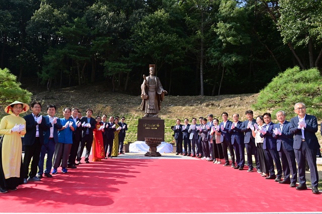 ▲ 봉화군은 지난 24일 베트남 왕조의 시조인 리태조의 동상 제막식을 가졌다.ⓒ봉화군