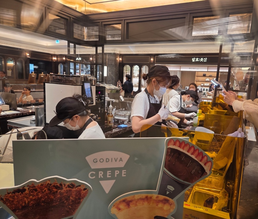 ▲ 고디바 크레페 만드는 과정을 고객이 카메라에 담고 있다. ⓒ남수지 기자