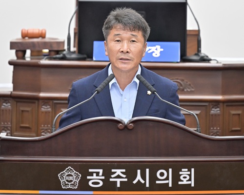 ▲ 구본길 공주시의회 의원이 26일  제260회 공주시의회 임시회 제2차 본회의에서 최근 탄천산단 입주 업체와 관련해 5분 자유발언을 하고 있다.ⓒ공주시의회