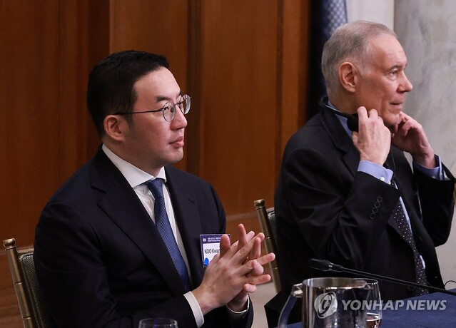 ▲ 구광모 LG그룹 회장이 25일(현지시간) 미국 워싱턴DC 윌라드 호텔에서 열린 한미 비즈니스 라운드 테이블에서 류진 한국경제인협회 회장의 발언 뒤 박수치고 있다.ⓒ연합뉴스