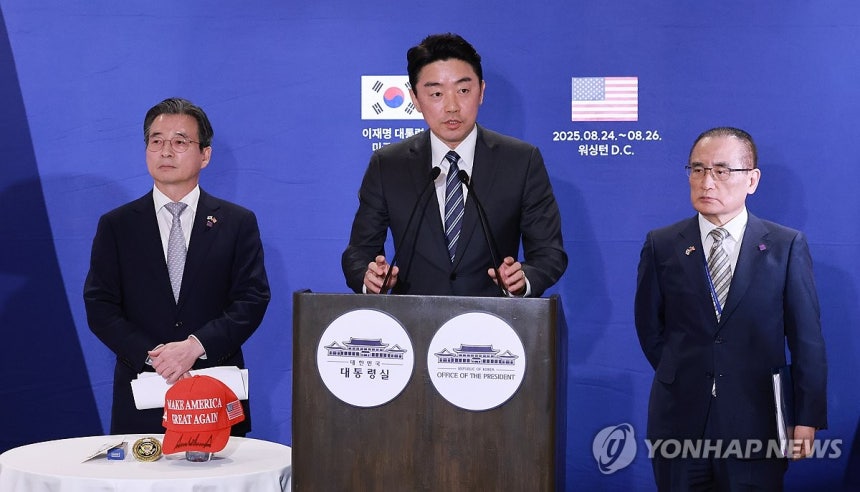 ▲ 김용범 대통령실 정책실장(왼쪽부터), 강훈식 대통령 비서실장, 위성락 국가안보실장이 25일(현지시간) 미국 워싱턴DC의 한국프레스센터가 마련된 호텔에서 이재명 대통령과 도널드 트럼프 미국 대통령의 한미정상회담 관련 브리핑을 하고 있다. ⓒ연합뉴스