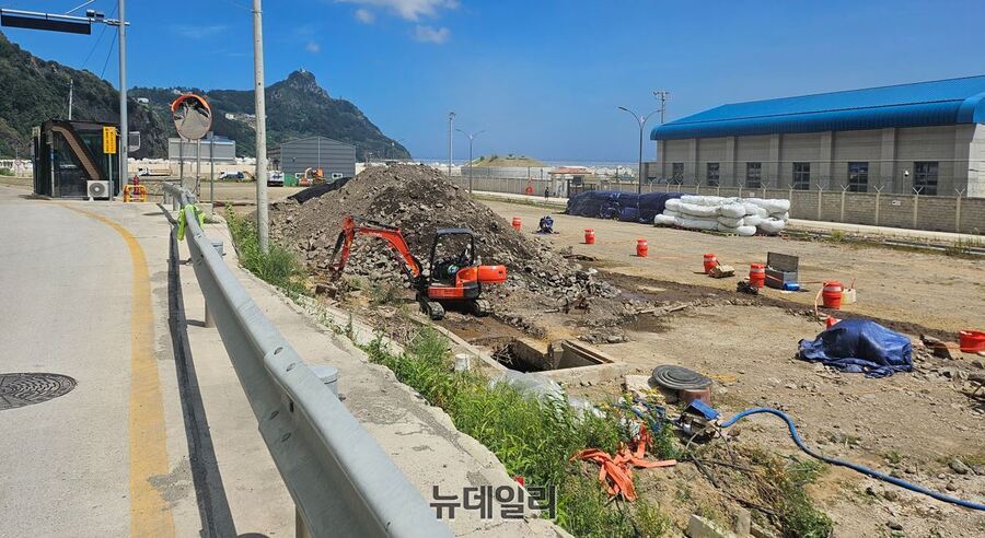 ▲ 포항해수청이 지난해 집중호우 피해를 입은 울릉 사동항 배수로 정비공사를 11개월이 지난 상황에서 진행해 논란인 가운데 EGI휀스 및 분진망 등을 설치하지 않고 공사를 강행하고 있다.ⓒ뉴데일리
