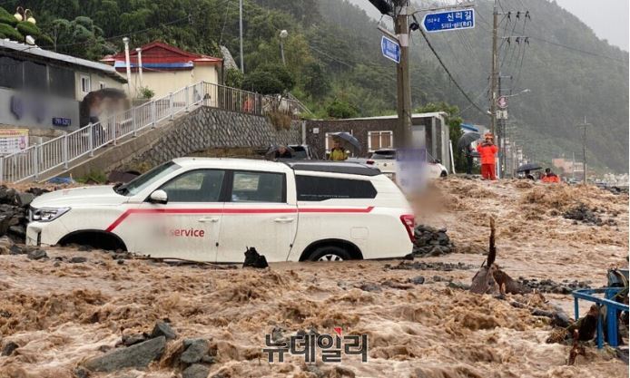 ▲ 앞서 지난해 9월 11일 시간당 70.4mm의 많은 비로 울릉 사동리의 한 복개천이 범람하고 있다. 포항해수청은 11개월이 지난 후에야 토사제거 등 정비공사를 진행해 빈축을 사고 있다.ⓒ뉴데일리
