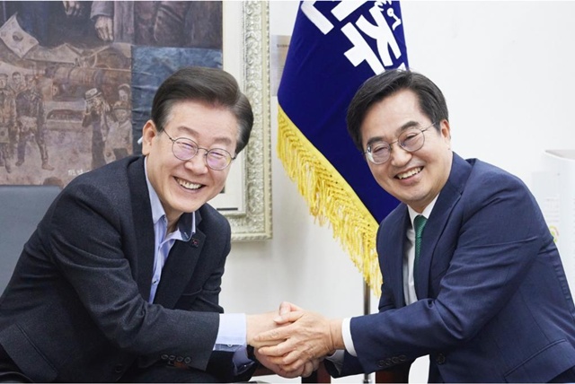▲ 김동연 경기도지사(오른쪽)가 2024년 3월 당시 이재명 더불어민주당 대표를 국회에서 만나 인사하고 있다. ⓒ경기도 제공