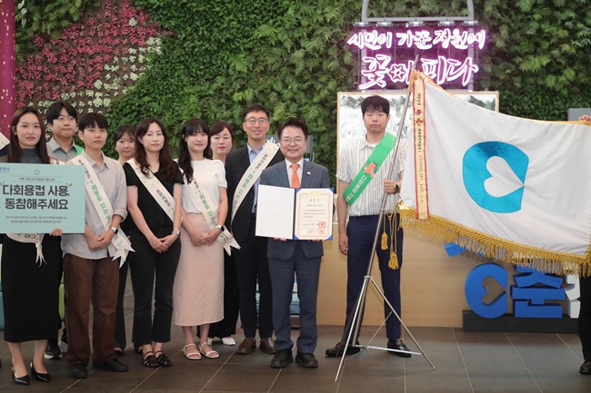▲ 육동한 춘천시장이 26일 최근 수여받은 '2025년 환경보전 유공' 대통령표창수치(綬幟·끈으로 된 깃발)를 춘천시기(旗)에 게양했다. ⓒ춘천시