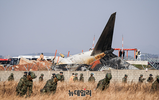 ▲ 전남 무안국제공항에 착륙 중이던 제주항공 여객기가 항행 안전시설에 부딪히면서 탑승자 대부분이 사망하는 참사가 발생한 가운데 29일 오후 사고현장에서 군 장병들과 경찰이 수색작업을 하고 있다. 2024.12.29. ⓒ서성진 기자