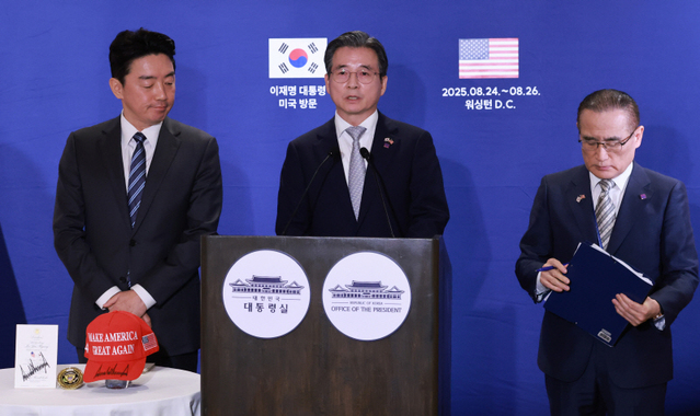 ▲ 강훈식 대통령 비서실장(왼쪽부터), 김용범 대통령실 정책실장, 위성락 국가안보실장이 25일(현지시간) 미국 워싱턴DC의 한국프레스센터가 마련된 호텔에서 이재명 대통령과 도널드 트럼프 미국 대통령의 한미정상회담 관련 브리핑을 하고 있다. ⓒ연합뉴스