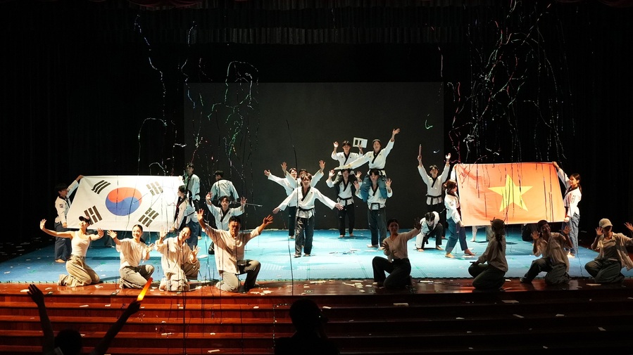 ▲ 베트남 교육문화봉사단(태권도 시범단과 무용학과 학생들이 호치민 학생문화회관에서 공연을 펼치고 있다.ⓒ계명대