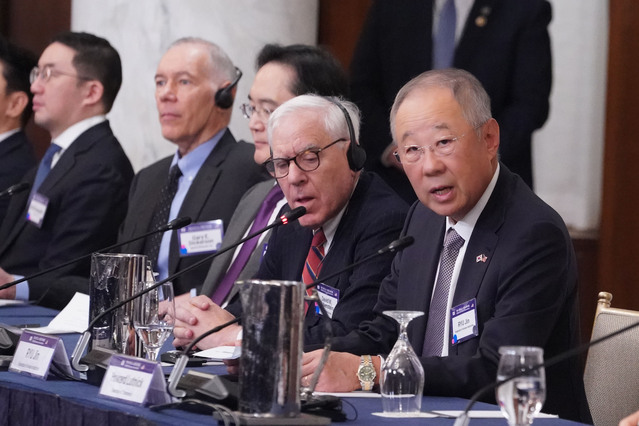 ▲ 25일 워싱턴 DC. 윌러드 호텔에서 열린 '한미 비즈니스 라운드테이블: 제조업 르네상스 파트너십'.왼쪽부터 구광모 LG 회장, 개리 E. 디커슨 AMT CEO, 이재용 삼성 회장, 데이비드 M. 루벤스타인 칼라일그룹 회장, 류진 한경협 회장.ⓒ한국경제인협회