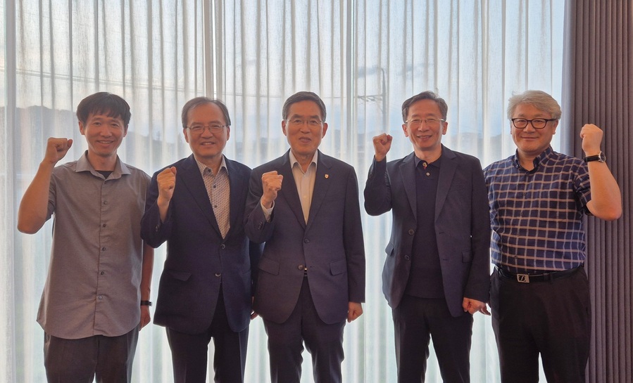 ▲ 한국기술교육대 유길상 총장(가운데)이 충남 RISE센터 승융배 센터장(왼쪽에서 두 번째)과 간담회를 갖고 파이팅을 하고 있다.ⓒ한국기술교육대