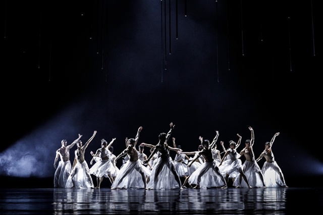 ▲ 헝가리 죄르발레단 'Mirror' 공연. 사진=사단법인 무트댄스. ⓒ헝가리 죄르발레단