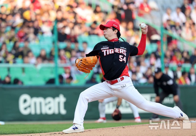 ▲ 인천 미추홀구 SSG랜더스필드에서 열린 2025 신한 SOL뱅크 KBO리그 SSG 랜더스전 더블헤더 2차전 경기에서 KIA 타이거즈 선발 양현종이 공을 던지고 있다. 250511 ⓒ뉴시스