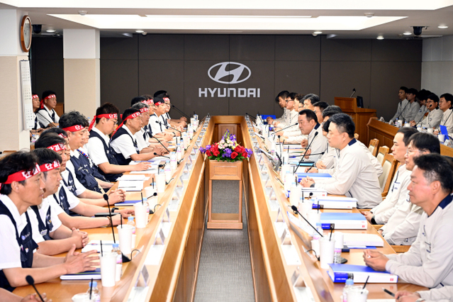 ▲ 현대자동차 노사 관계자들이 지난 6월 18일 현대차 울산공장에서 2025년 임금 및 단체협상 교섭 상견례를 하고 있다. ⓒ현대차