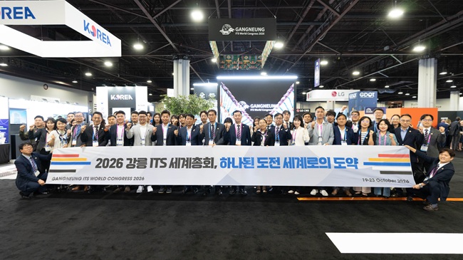 ▲ 강원도 강릉시(시장 김홍규)가 24일부터 28일까지 개최되는 '2025 애틀란타 ITS 세계총회'에 참가했다. 김상영 부시장을 대표로 하는 강릉시 출장단과 최익순 강릉시의회장, 신보금 ITS세계총회 지원 특별위원회 위원장 등 의원 6명은 애틀란타 총회 전시관 개관 첫날인 25일부터 총회 개회식, 강릉관·한국관 개관식에 참가해 주요 회원국 ITS 협회, 관련 기관 및 기업 등과 적극적인 교류에 나섰다. ⓒ강릉시