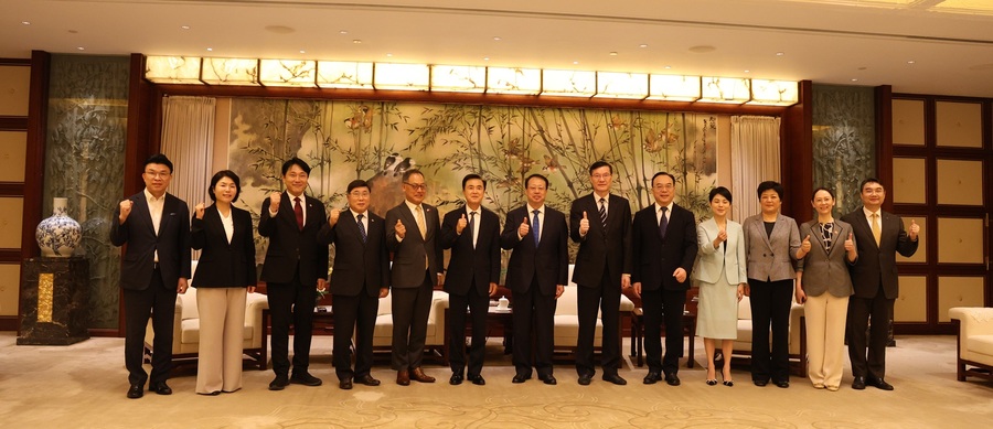 ▲ 김태흠 충남도지사와 궁정 상하이시장 등 양측 관계자들이 파이팅을 하고 있다.ⓒ충남도