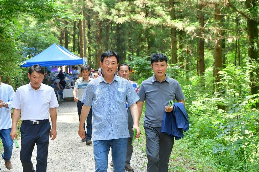 ▲ 김한종 장성군수(중앙)가 축령산 편백숲 산림자원을 확인하고 있다ⓒ 장성군 제공