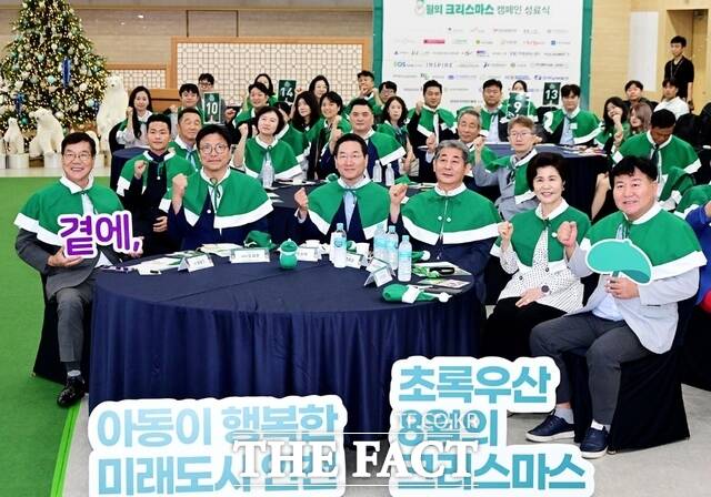▲ 유정복(가운데) 인천시장이 26일 시청 대회의실에서 열린 '8월의 크리스마스 캠페인 성료식'에서 기념촬영을 하고 있다.ⓒ 인천시 제공