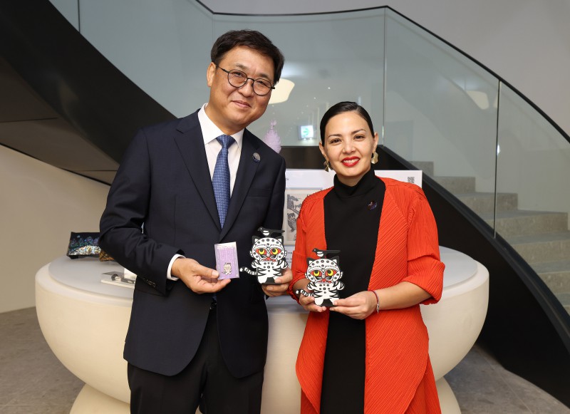 ▲ 최휘영 문화체육관광부 장관이 26일 경북 경주 우양미술관에서 열린 '2025 APEC 문화산업고위급대화 환영만찬'에 앞서 뮷즈(MU:DS) 상품 전시를 관람하고 카롤리나 파스 리베르타드 아레돈도 칠레 문화예술유산부 장관과 함께 까치호랑이 배지를 들고 기념촬영을 하고 있다.ⓒ문체부