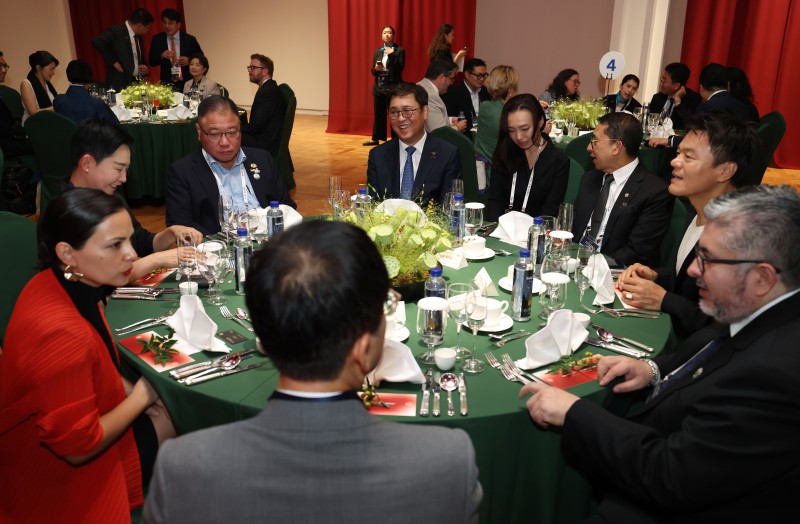 ▲ 최휘영 문화체육관광부 장관이 26일 경북 경주 우양미술관에서 열린 '2025 APEC 문화산업고위급대화 환영만찬'에서 참석자들과 이야기를 나누고 있다.ⓒ문체부