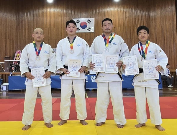 ▲ 세종시장애인체육회 유도팀이 최근 부산 부경대학교에서 열린 ‘2025년 전국하계장애인유도선수권대회 겸 2026년 2차 국가대표 선발전’에서 금메달 4개, 은메달 2개를 획득한 뒤 기념촬영을 하고 있다.ⓒ세종시장애인체육회