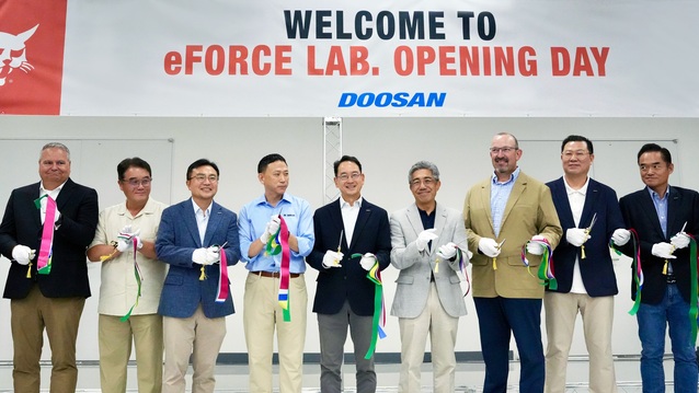 ▲ 두산밥캣 배터리 팩 연구소인 ‘eFORCE LAB’ 오픈을 기념하여 주요 임원들이 리본커팅을 하고 있다. (오른쪽에서 다섯 번째부터) 스캇 박 두산밥캣 부회장, 박형원 두산밥캣코리아 사장. ⓒ두산밥캣