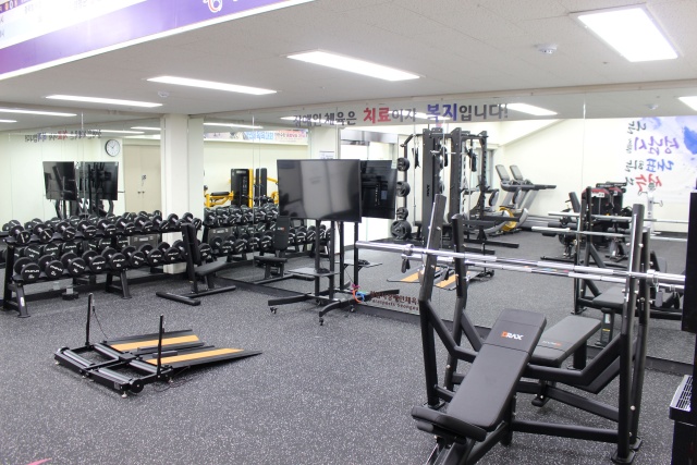 ▲ 탄천종합운동장 주경기장 지하 1층에 조성된 성남시 장애인 전용 체력단련장. ⓒ성남시 제공