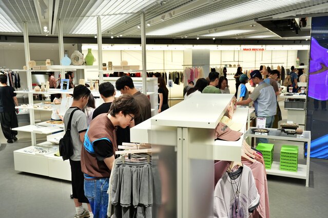 ▲ 서울 중구 롯데백화점 본점에 오픈한 '키네틱 그라운드'를 방문한 고객들이 내부를 둘러보고 있다.(사진=롯데백화점 제공) 2025.07.04. ⓒ뉴시스