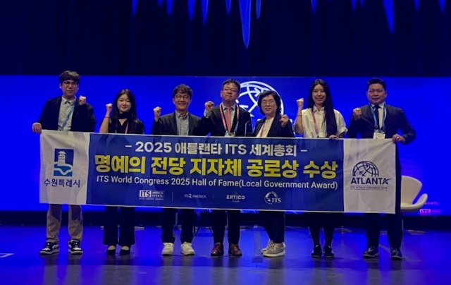 ▲ 미국 애틀랜타 조지아 월드 콩그레스 센터에서 열린 ‘2025 애틀랜타 ITS 세계총회’에서 김현수 수원시 제1부시장(왼쪽 4번째)과 수원시 관계자들이 수상 후 기념촬영을 하고 있다. ⓒ수원시 제공