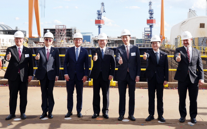 ▲ 이재명 대통령이 26일(현지 시간) 필라델피아 한화 필리조선소를 방문해 현장 시찰을 마친 뒤 참석자들과 기념촬영을 하고있다. 왼쪽부터 데이비드 김 한화필리조선소 대표, 조현 외교부 장관, 조시 샤피로 펜실베이니아 주지사, 이 대통령, 김동관 한화그룹 부회장, 김정관 산업통상자원부장관, 토드 영 상원의원. ⓒ뉴시스