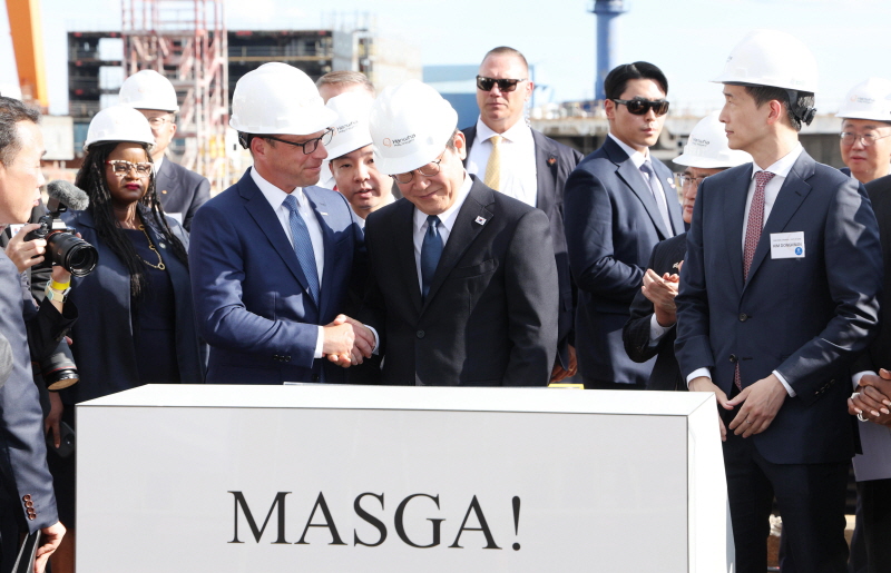 ▲ 이재명 대통령이 26일(현지 시간) 필라델피아 한화 필리조선소를 방문해 방명록에 서명한 뒤 조시 샤피로 펜실베니아 주지사와 악수하고 있다. ⓒ뉴시스