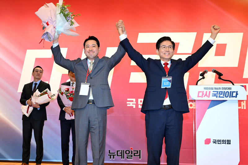 ▲ 당 대표 결선에 오른 장동혁·김문수 후보가 26일 국회 도서관에서 열린 국민의힘 제6차 전당대회 결선에서 손을 맞잡고 인사하고 있다. 2025.08.26. ⓒ이종현 기자