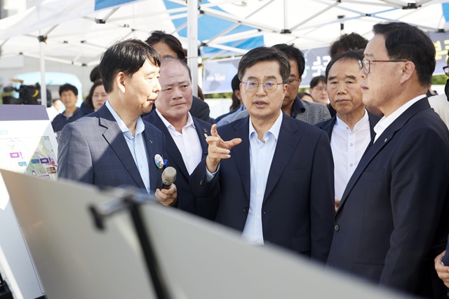 ▲ 김동연 경기도지사가 26일 옥정호수도서관에서 열린 공공의료원 설립 현장 설명회를 찾아 관계자들과 대화하고 있다. ⓒ경기도 제공
